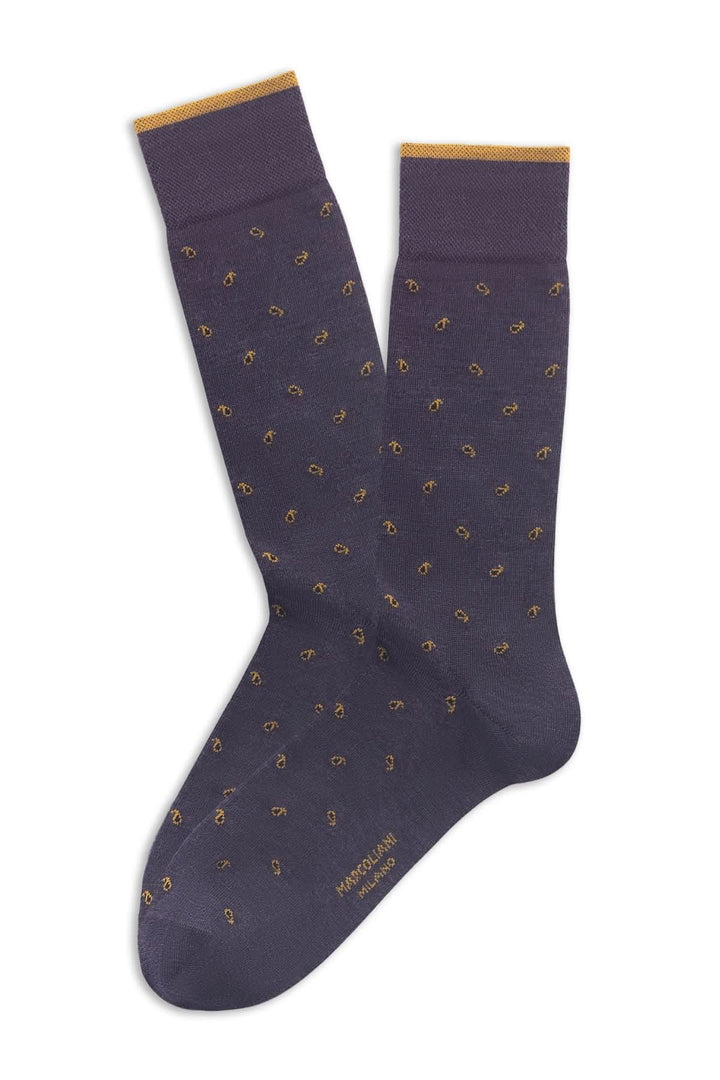 Bas raffiné avec motif minimaliste et détails élégants, adapté aux looks professionnels et décontractés.