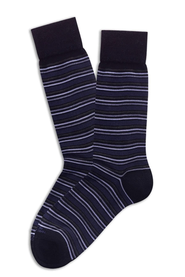 Bas rayés noirs et gris pour un style élégant et confortable, parfaits pour les tenues professionnelles ou décontractées.