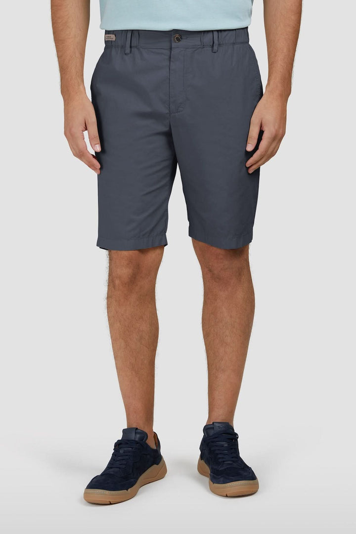 Homme portant un Bermuda en popeline de coton ultralégère avec coupe régulière et taille élastique, idéal pour une journée décontractée.
