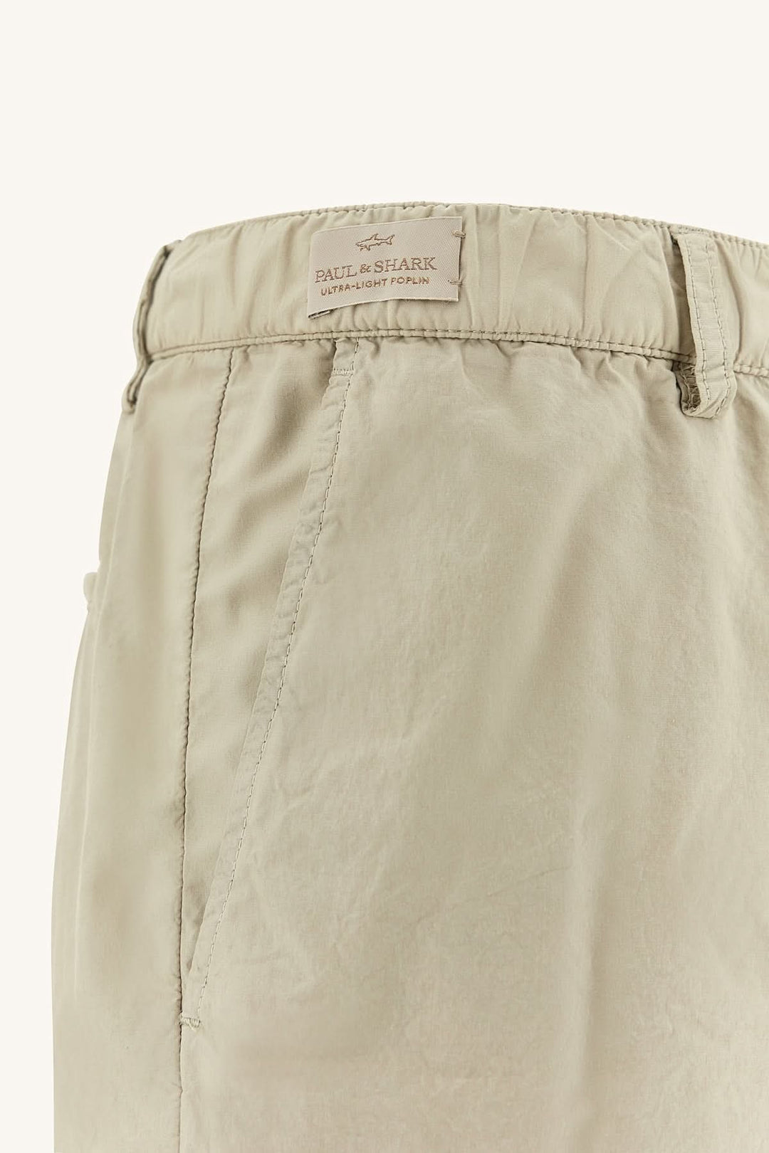 Bermuda en popeline de coton ultralégère avec taille élastique et cordon intérieur, parfait pour les journées décontractées.