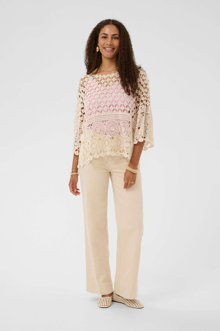 Blouse Gina en crochet ajouré bohème avec manches trois-quarts et ourlet festonné, parfaite pour la saison chaude.