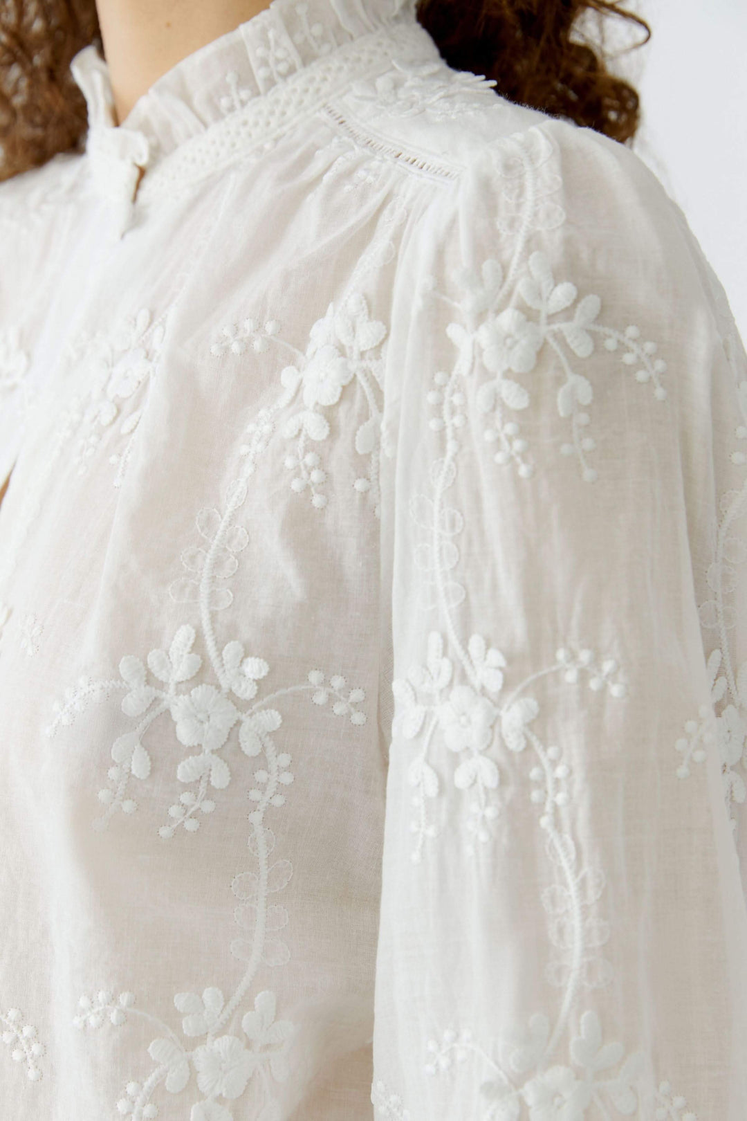 Blouse à broderies florales avec col montant et motif délicat
