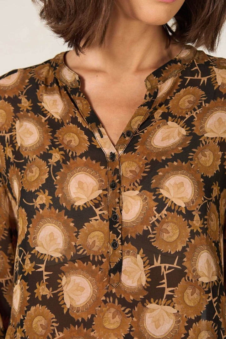 Blouse coupe droite à motifs floraux en ton marron, avec encolure en V et patte de boutonnage.