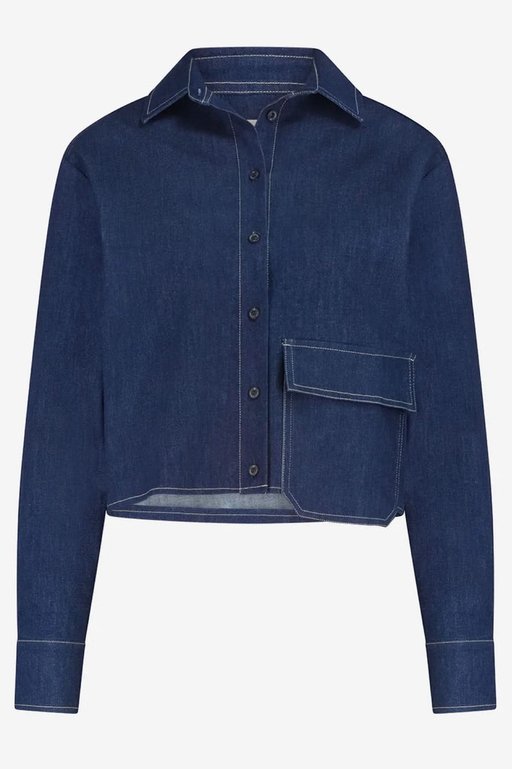 Blouse en denim avec rabat de poche avant et surpiqûres contrastantes, parfait pour un look contemporain.
