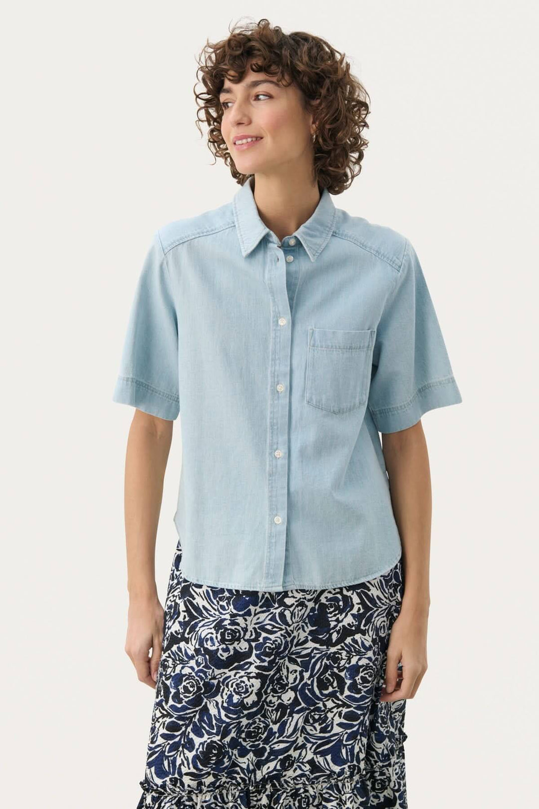 Blouse en jeans Nicla, chemise courte décontractée, délavage doux, parfaite pour looks variés.