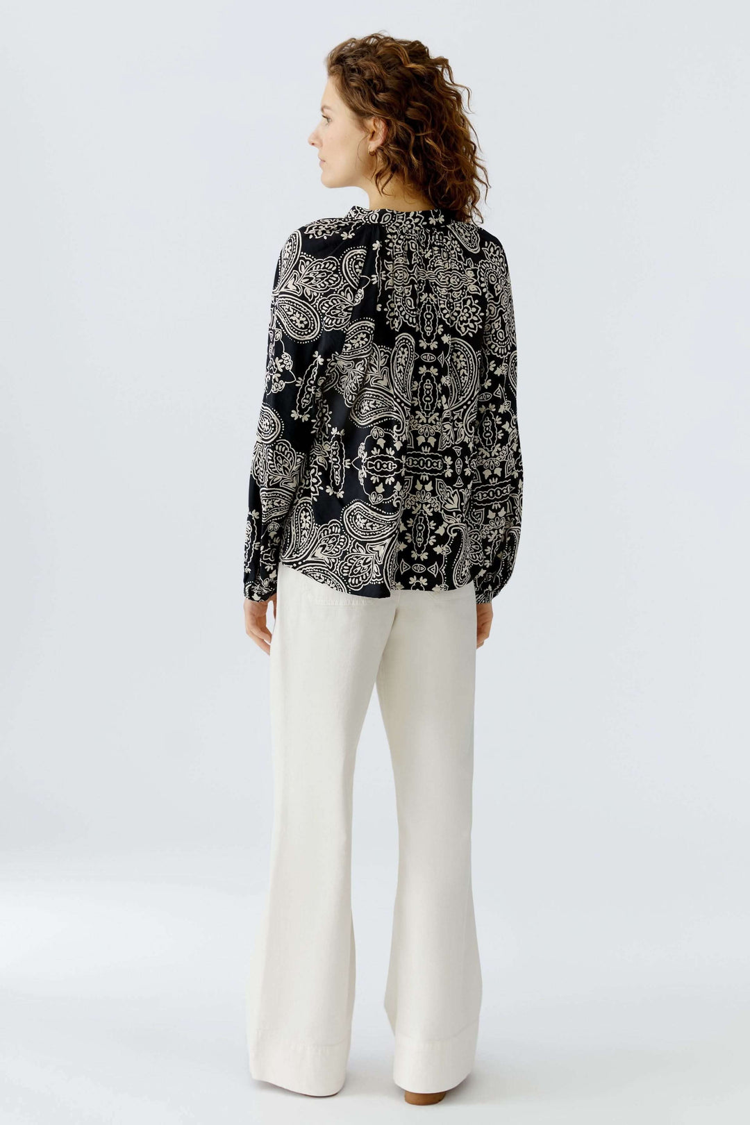 Blouse fluide imprimé graphique bohème portée avec élégance, coupe droite et allure féminine, vue arrière.
