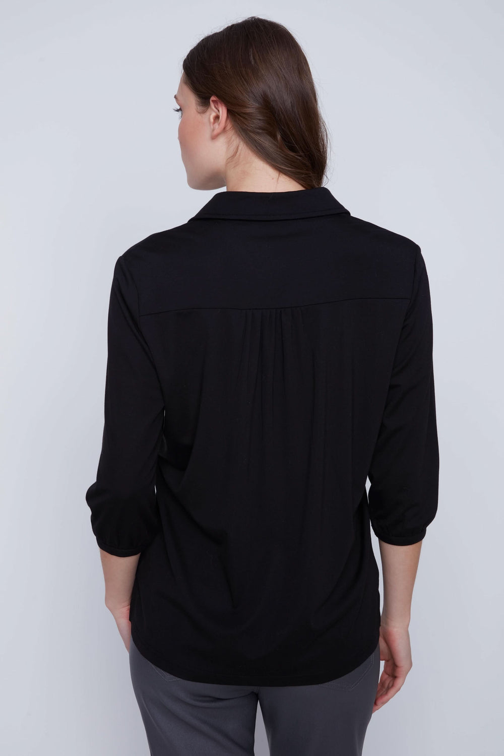 Vue arrière d'une blouse manches 3/4 noire avec encolure en V et patte de boutonnage, coupe droite confortable.