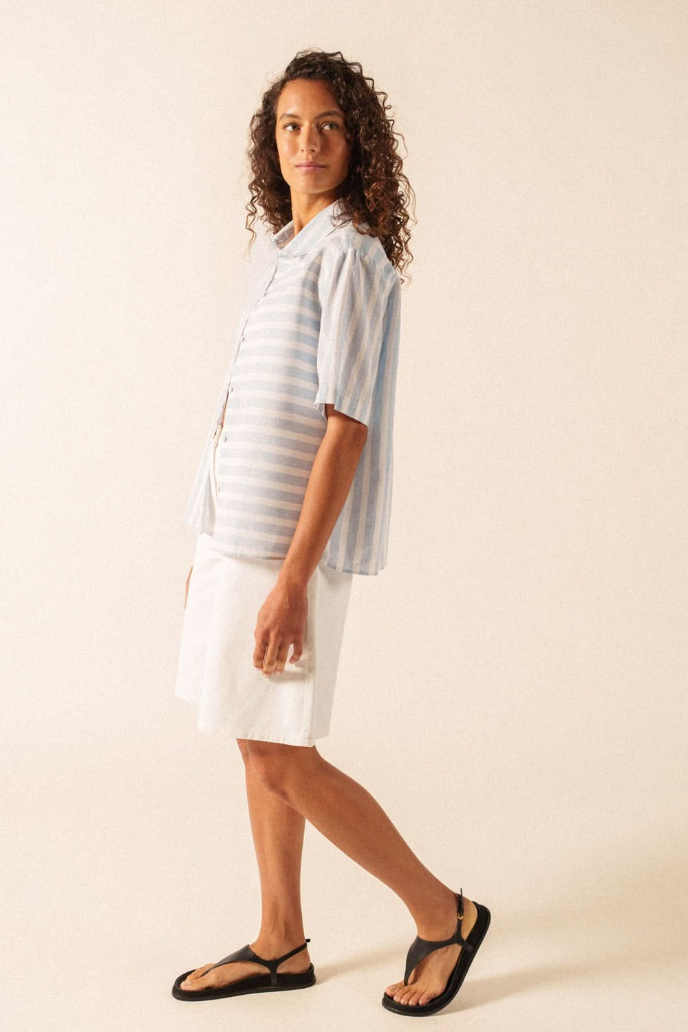 Blouse à rayures manches courtes ALMA, chemise décontractée pour l'été, coupe droite, manches courtes, rayures graphiques.