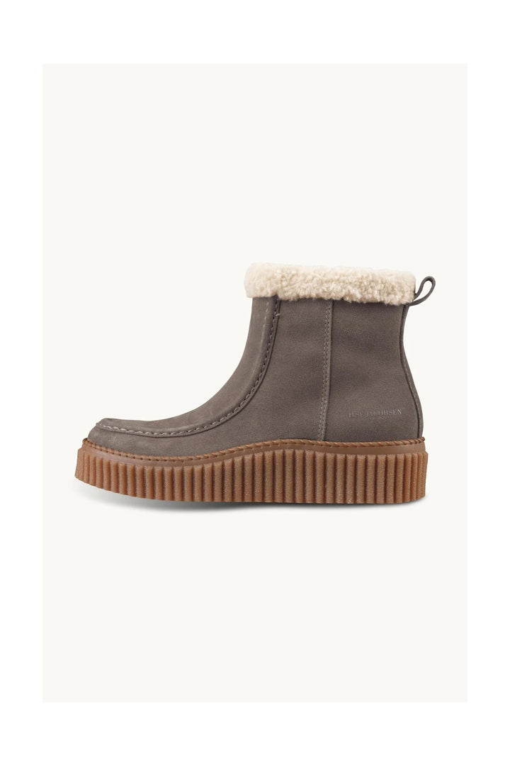 Lined winter boots with platform sole 