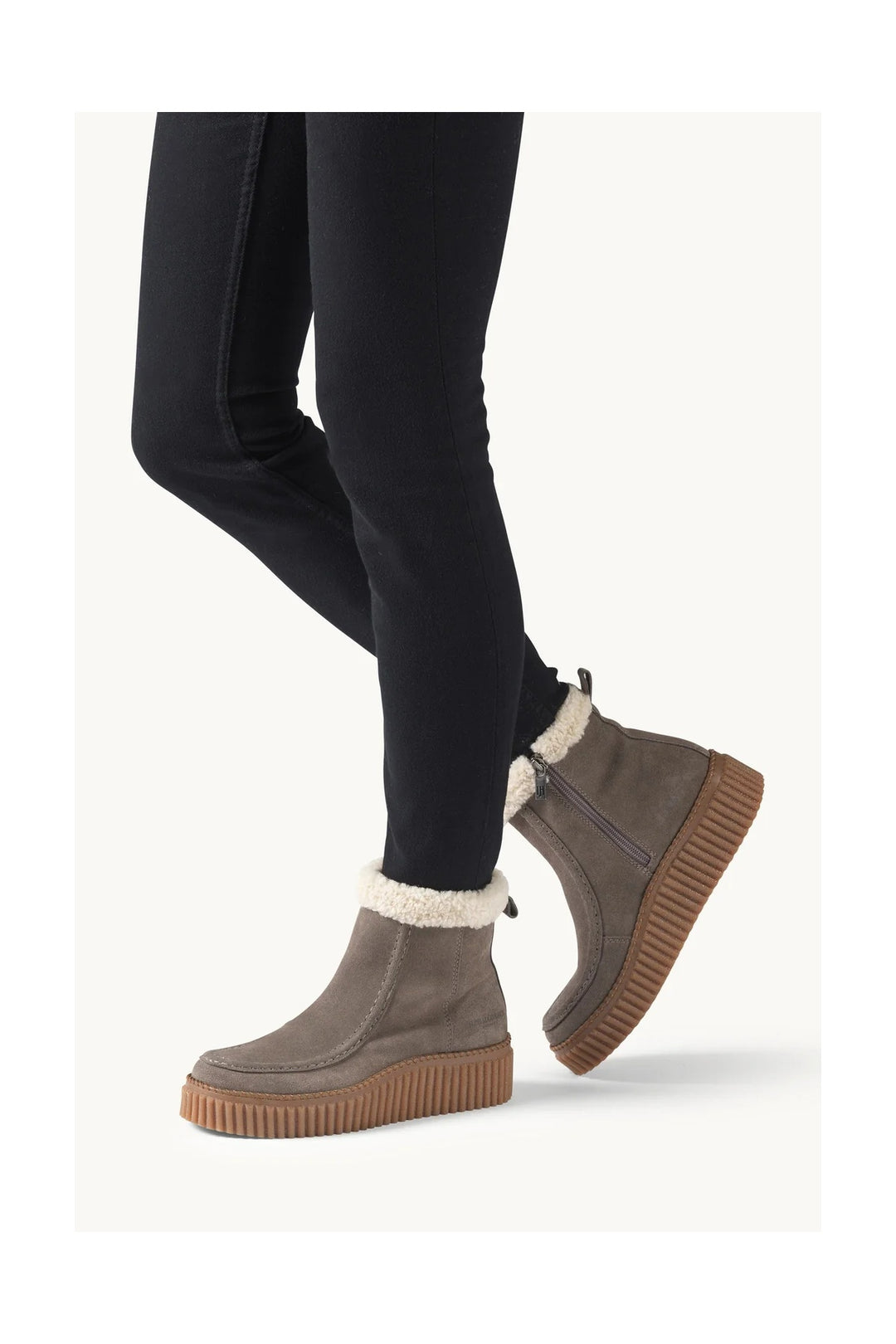 Lined winter boots with platform sole 