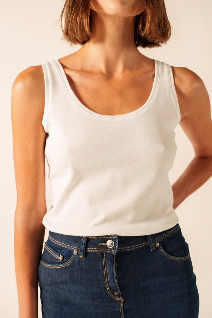 Camisole Bastia avec encolure arrondie et coupe ajustée, idéale pour le confort quotidien.