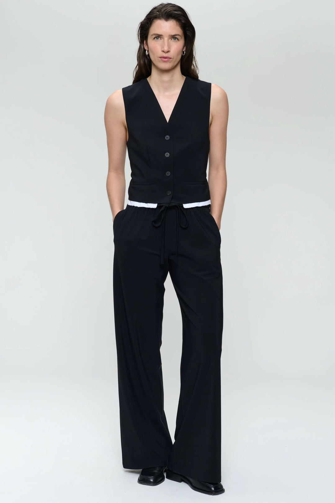 Camisole Kay en noir, gilet sans manches avec col en V et boutons, style ajusté et polyvalent.