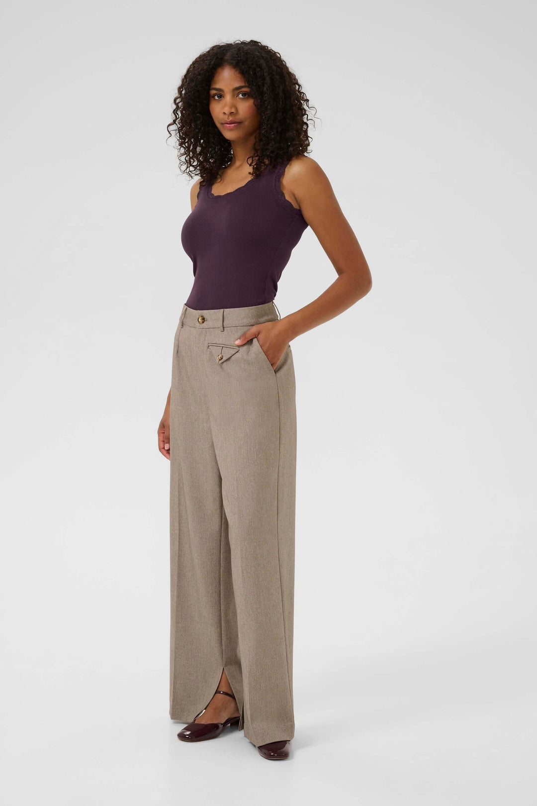 Camisole Omi en violet portée avec un pantalon large beige, stylée et élégante pour un look d&