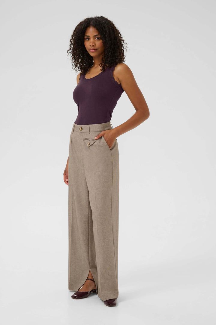 Camisole Omi en violet portée avec un pantalon large beige, stylée et élégante pour un look d&