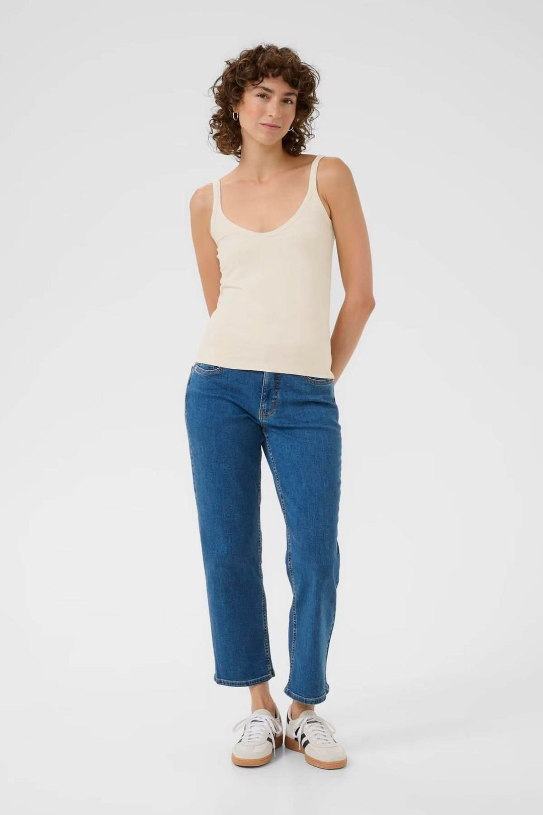 Femme portant une camisole à encolure arrondie avec lignes épurées et coupe ajustée, idéale pour le confort et l&