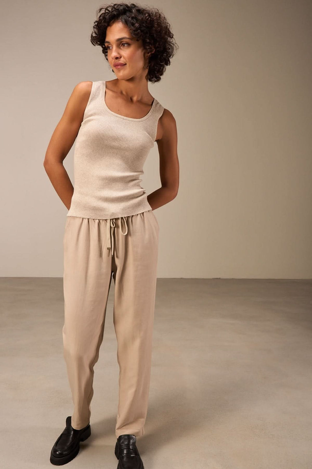 Camisole encolure carrée beige portée avec un pantalon décontracté, mise en valeur d&