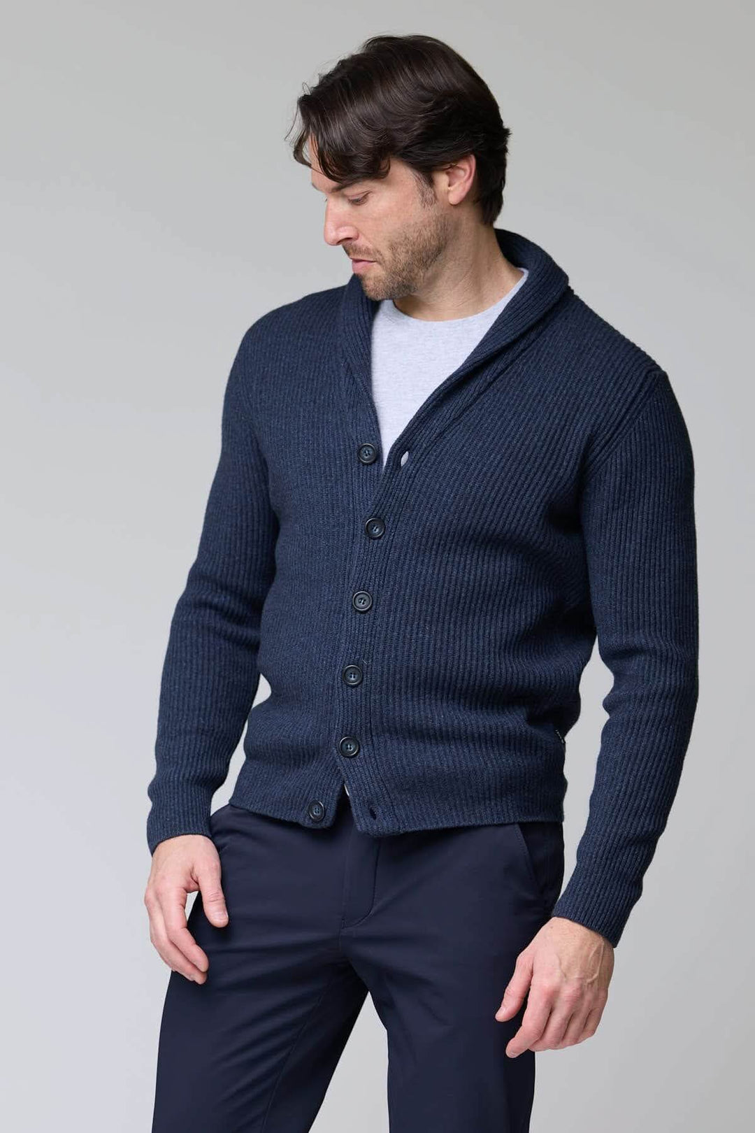 Homme portant un Cardigan à col châle en laine, bleu, avec mailles côtelées épaisses et boutons, idéal pour superpositions élégantes.