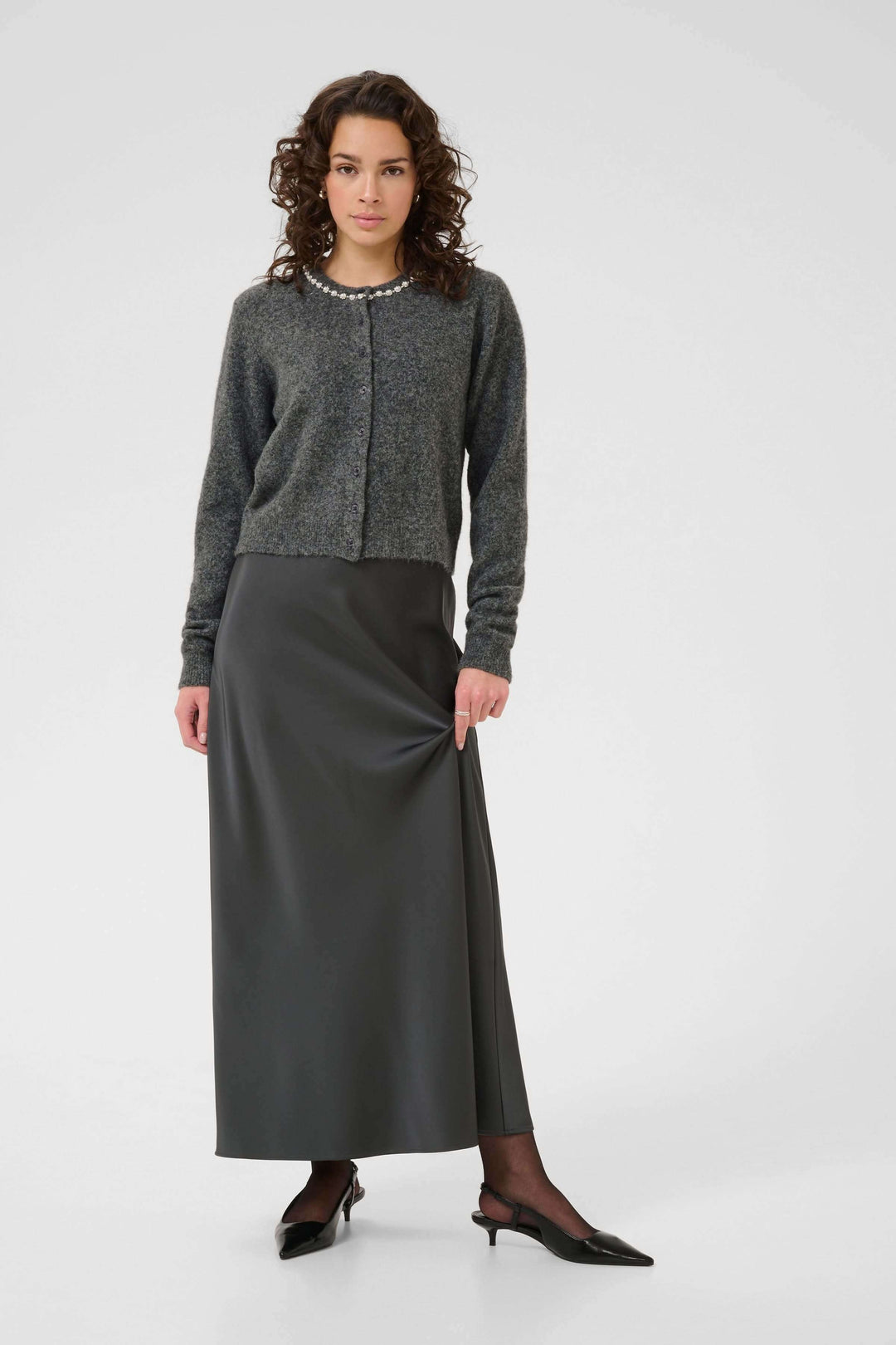 Cardigan en laine bouclée à col orné porté avec jupe longue élégante