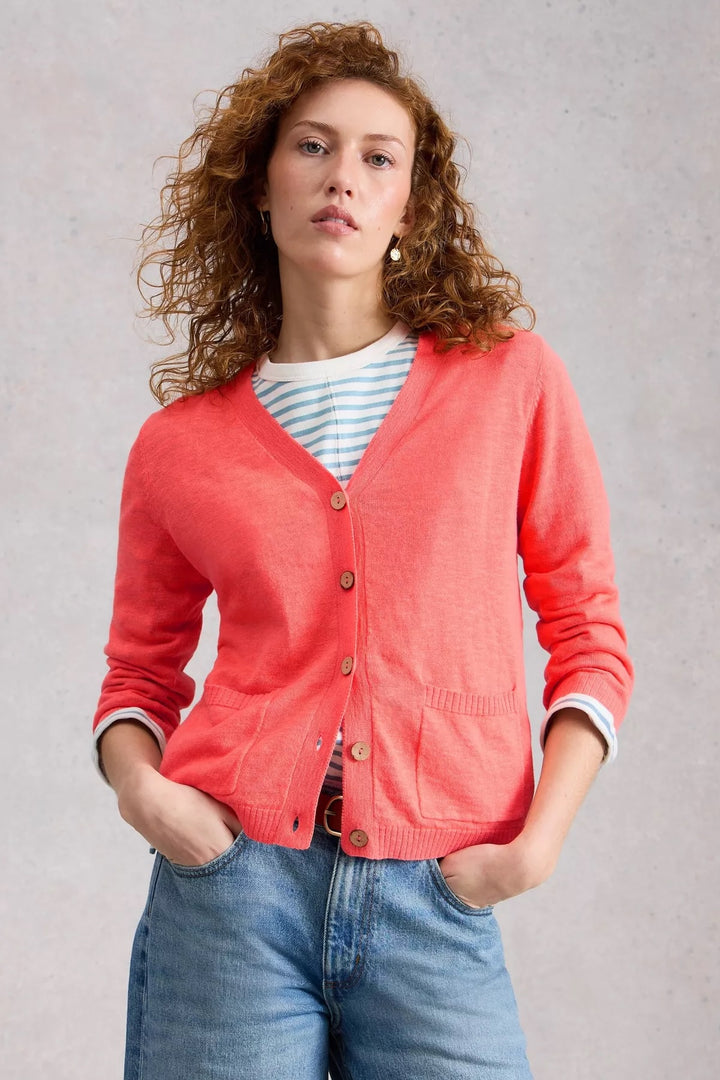 Cardigan en mélange de lin Nova, femme portant un cardigan corail avec boutons, manches longues, poches plaquées, encolure V.