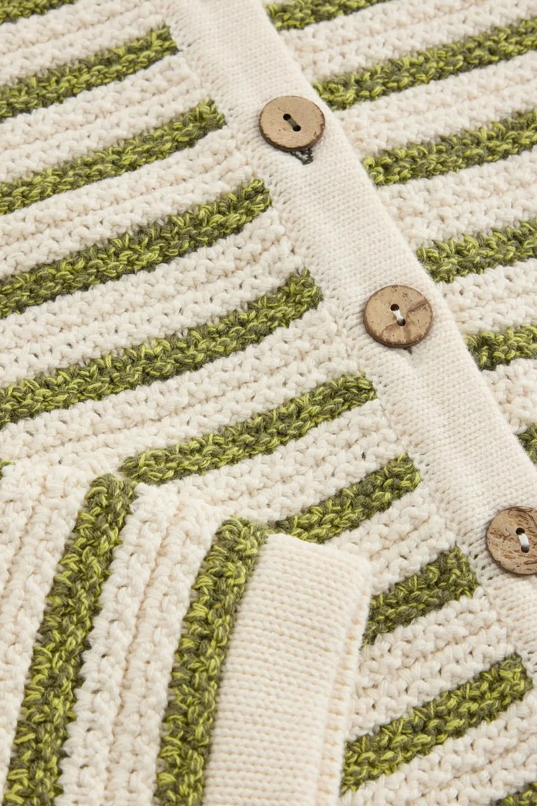 Cardigan rayé boutonné en laine texturée avec boutons bois, motif vert et beige, manches longues, détail élégant pour superposition.