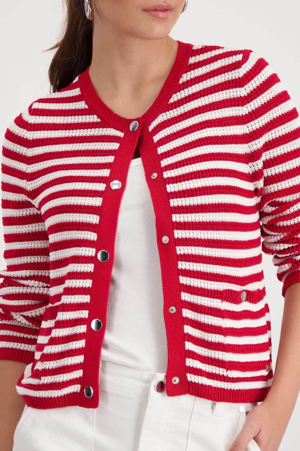 Cardigan rayé boutonné en maille rouge et blanche, coupe droite, encolure arrondie, manche longue, facile à porter décontracté ou soigné.