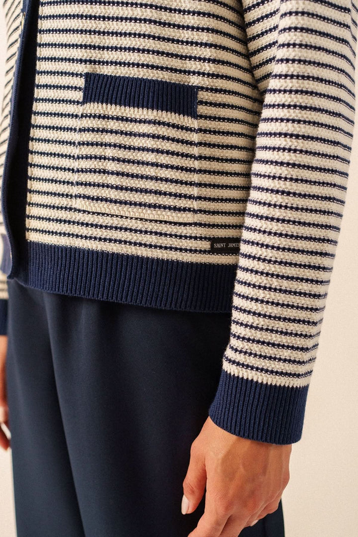 Vue latérale du Cardigan rayé style marin ISTRES avec détails de poches et maille structurée.
