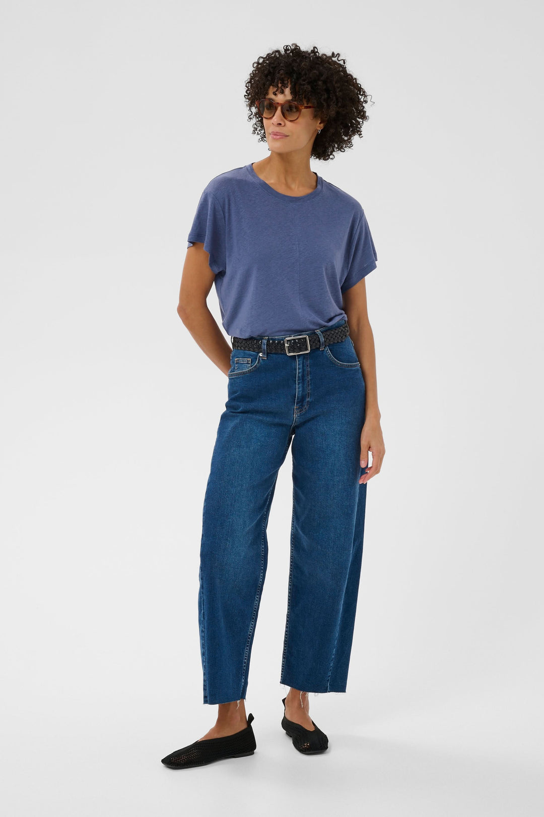 Femme portant le Chandail Anemona minimaliste avec un jean, style moderne et confortable.