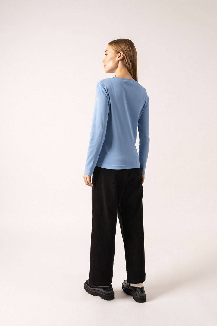 Chandail à manches longues Celina, vue arrière, en bleu, avec pantalon noir, pour un look décontracté essentiel.