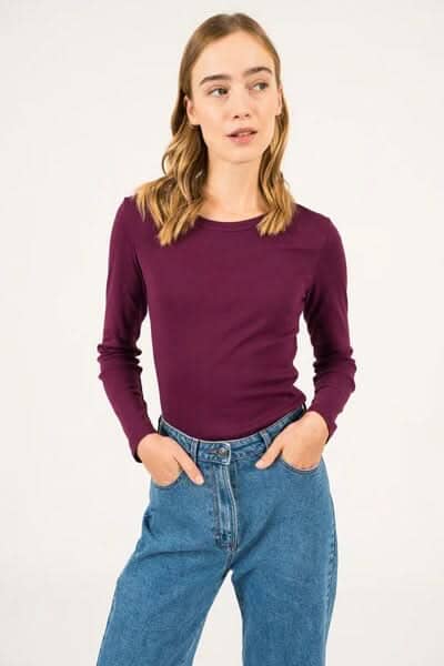 Chandail Celina à manches longues, couleur prune, porté avec un jean, essentiel de la garde-robe.