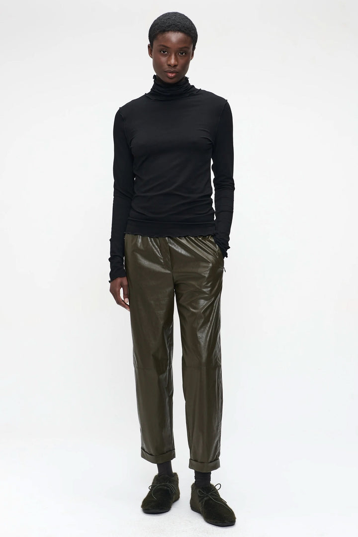 Chandail Janice à col roulé ajusté pour un look minimaliste et chic avec pantalon moderne. Découvrez l&