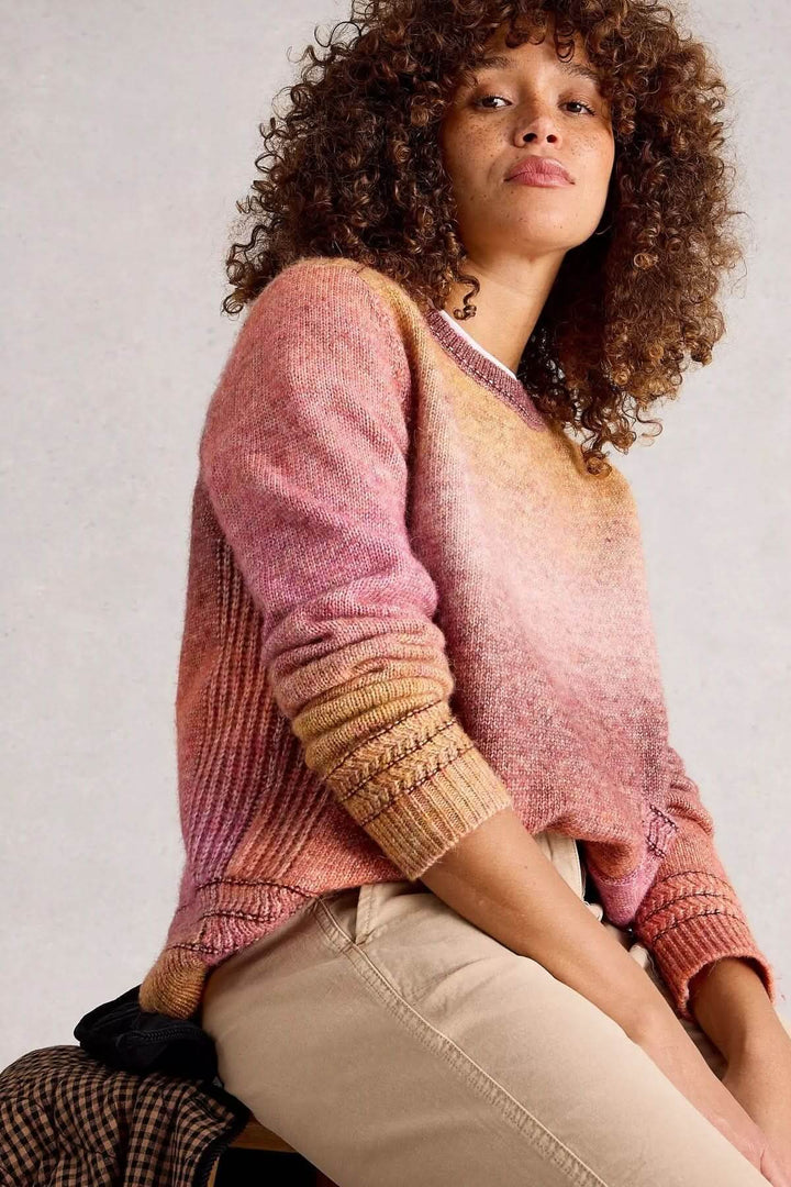 Chandail Lilbet en maille dégradée aux nuances chaudes, coupe décontractée avec poche kangourou, idéal pour un style moderne.