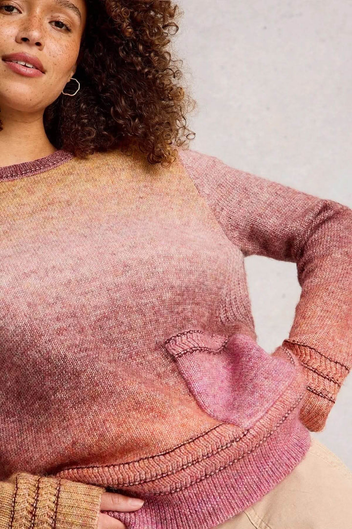 Chandail Lilbet en maille dégradée chaud avec poche kangourou et coupe ample. Parfait avec jean ou pantalon clair.
