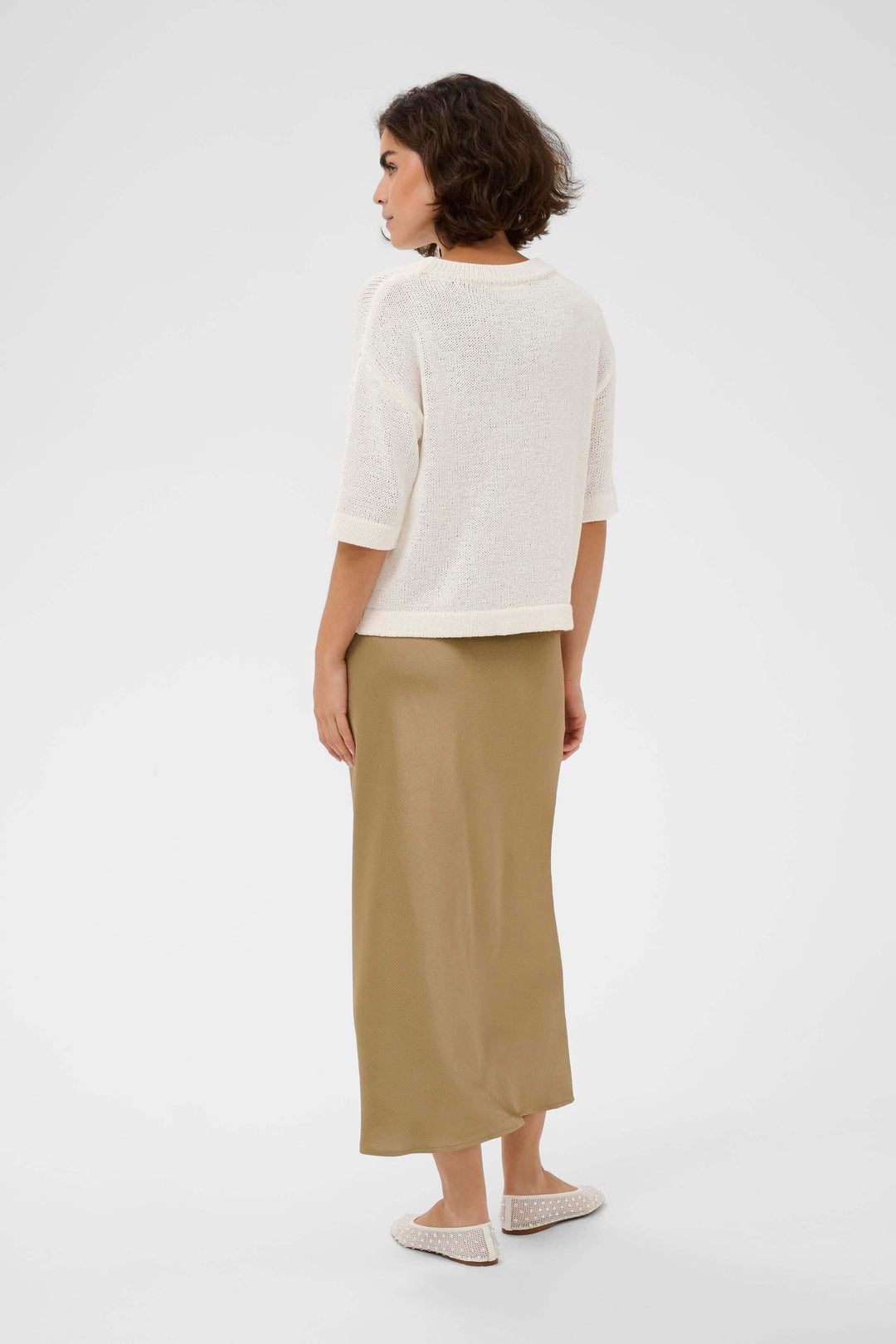 Chandail Sevita en maille légère, silhouette décontractée et moderne, vue de dos, coupe droite et manches courtes.