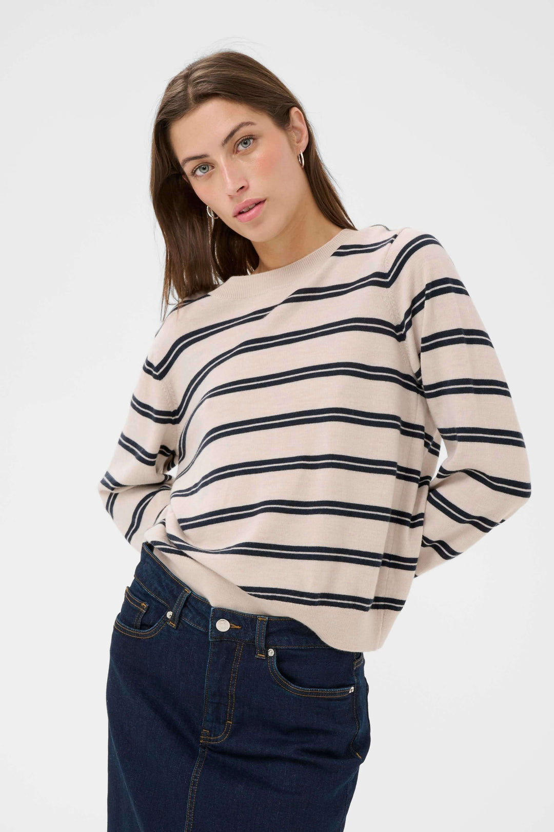 Chandail Yona à rayures, coupe droite confortable et style intemporel, porté par une femme, parfait pour tenues décontractées et soignées.