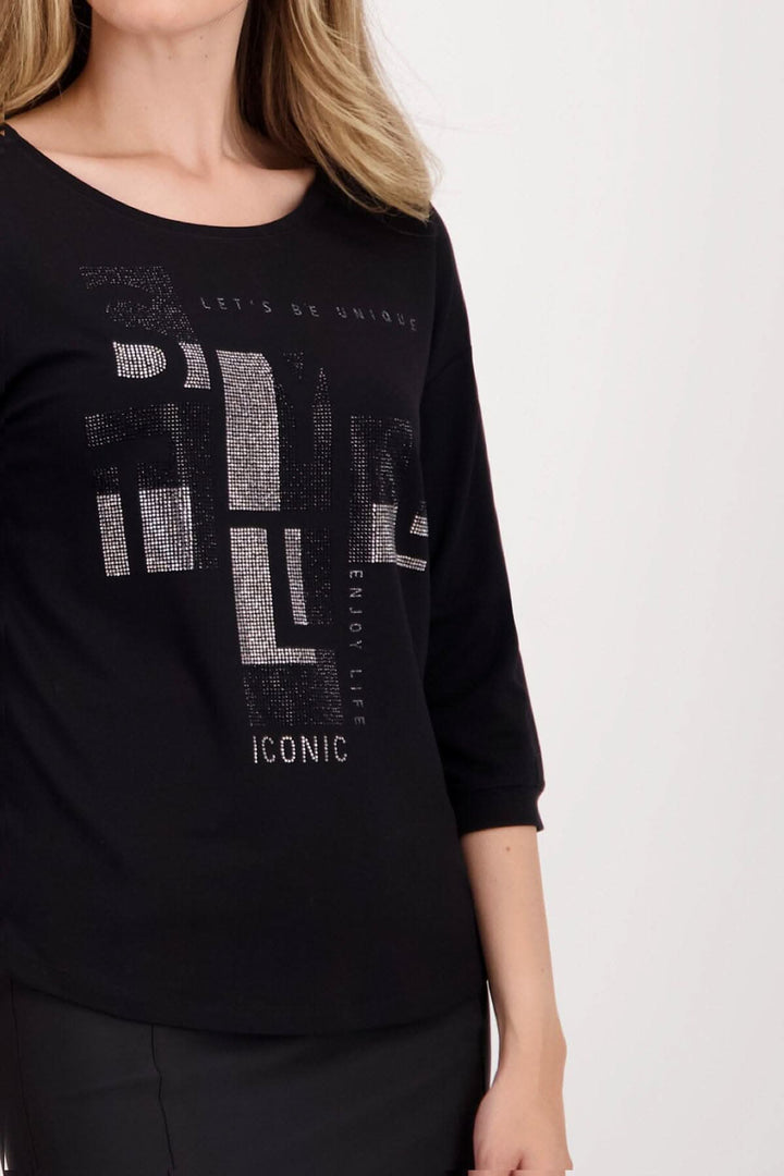 Chandail noir Monari avec lettrage en strass et manches 3/4, parfait pour des looks décontractés modernes.