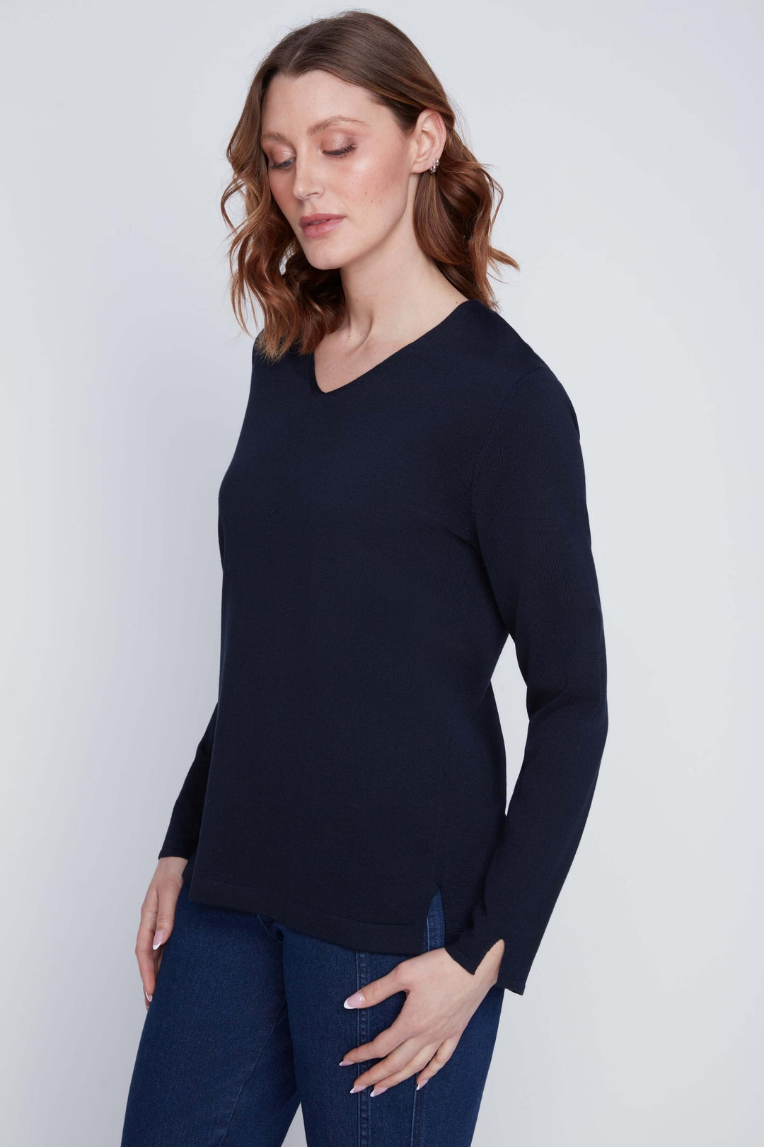 Chandail col V à manches longues, coupe droite et fluide, en maille douce et légère, idéal pour un look chic et minimaliste.