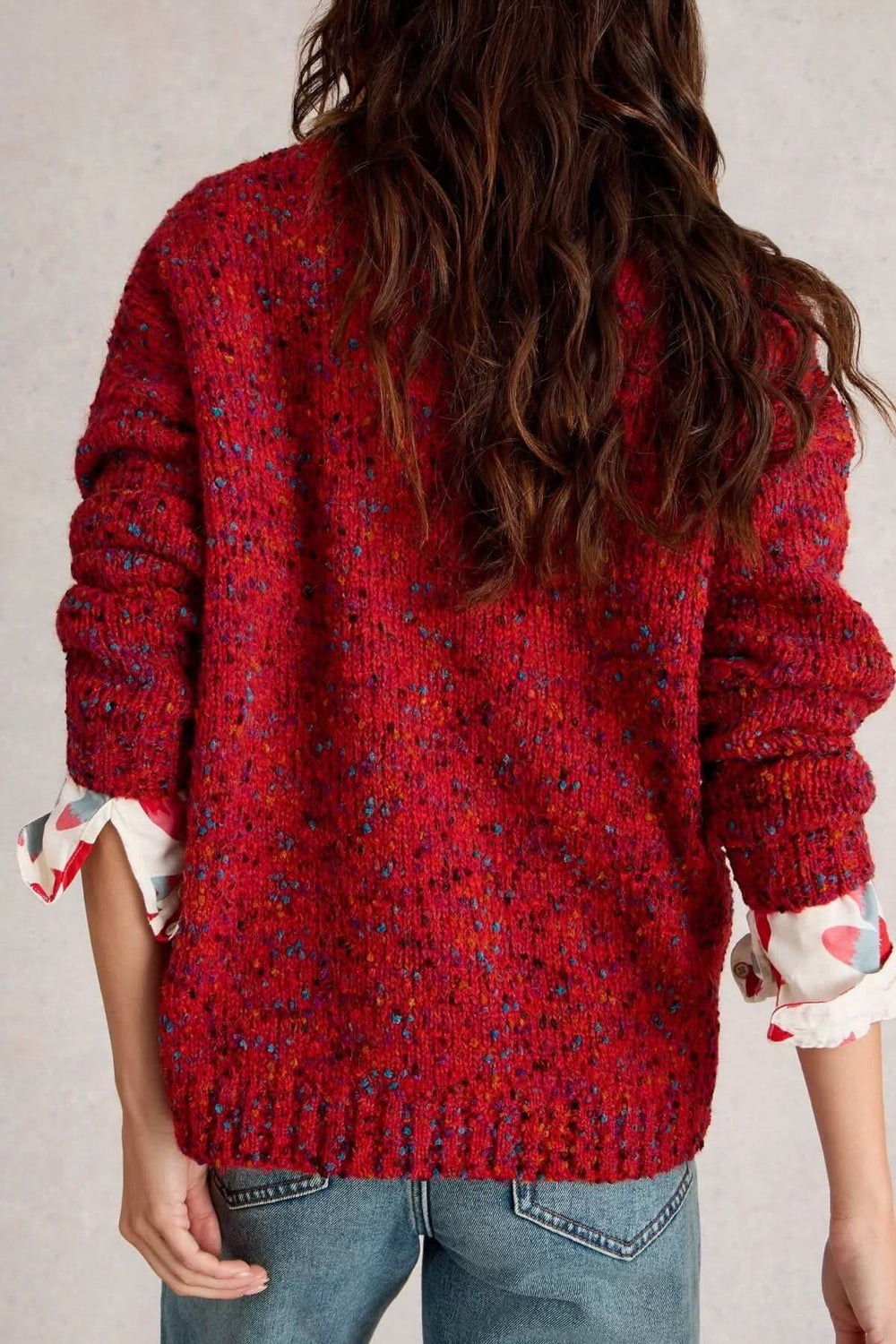 Chandail col en V rouge chiné avec texture confortable et moderne, idéal pour un style tendance avec chemise à motif ou t-shirt uni.