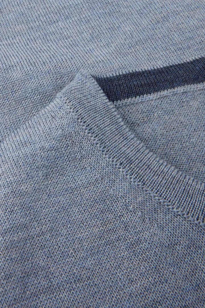 Chandail col rond en laine mérinos avec coudes contrastants, maille fine et coudières discrètes, détails côtelés au col bleu.