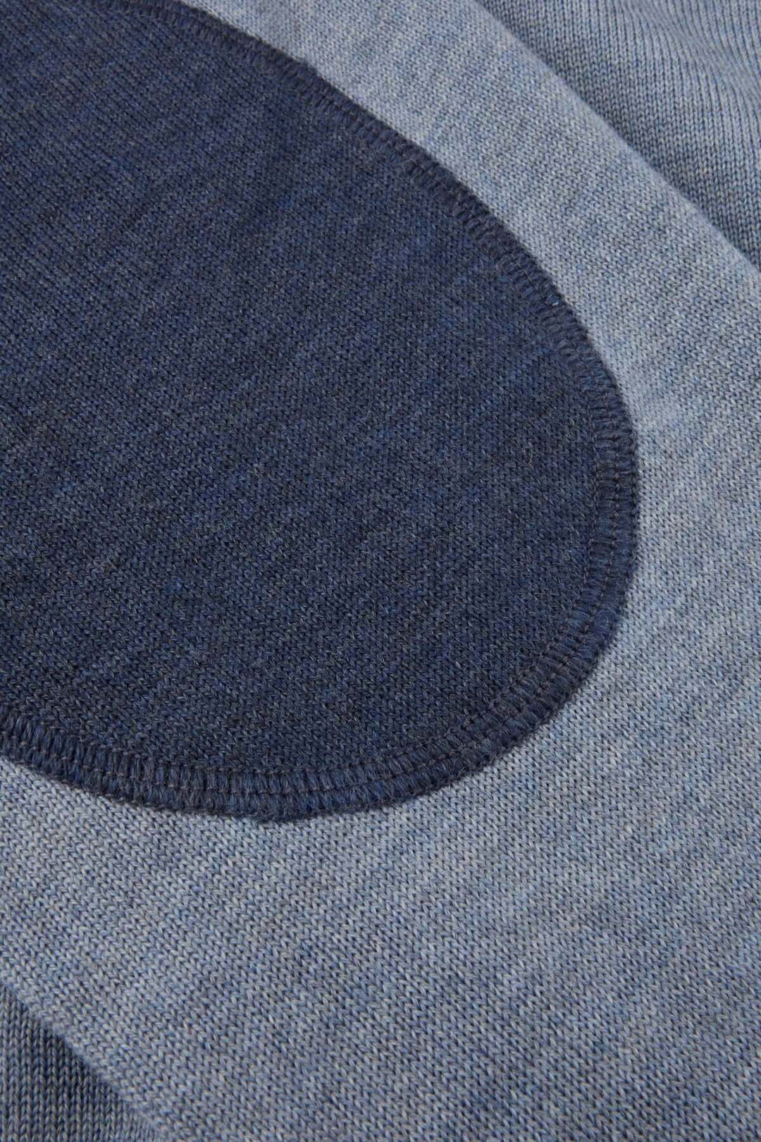 Chandail col rond en laine mérinos avec coudes contrastants, featuring close-up of dark blue elbow patch on light knitted fabric.