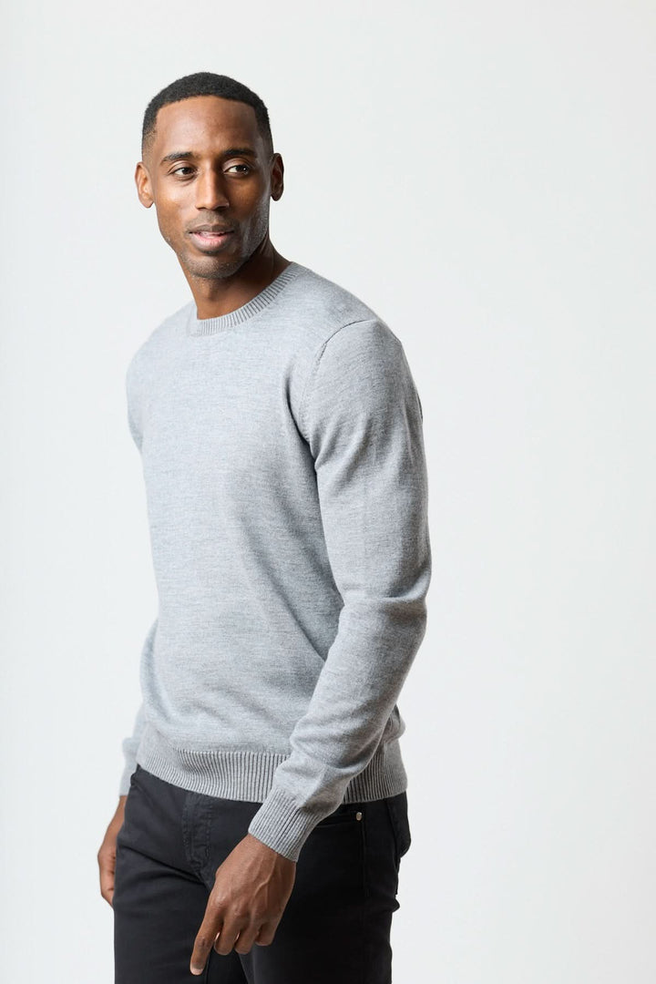 Homme portant un chandail col rond essentiel en maille régulière avec finitions côtelées, idéal pour un confort quotidien et une allure moderne.
