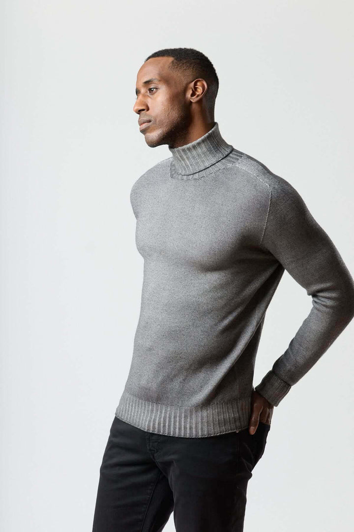 Chandail col roulé jauge fine gris pour homme, ajusté et moderne, idéal sous un veston ou manteau.