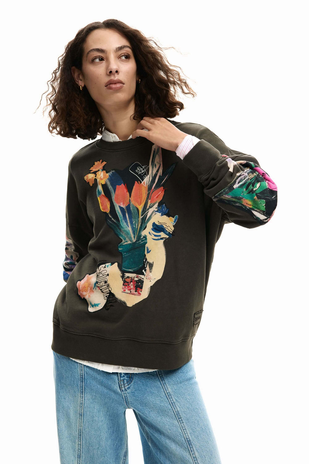 Femme portant un chandail collage dessin avec motif artistique vibrant, coupe droite et manches longues, style décontracté.