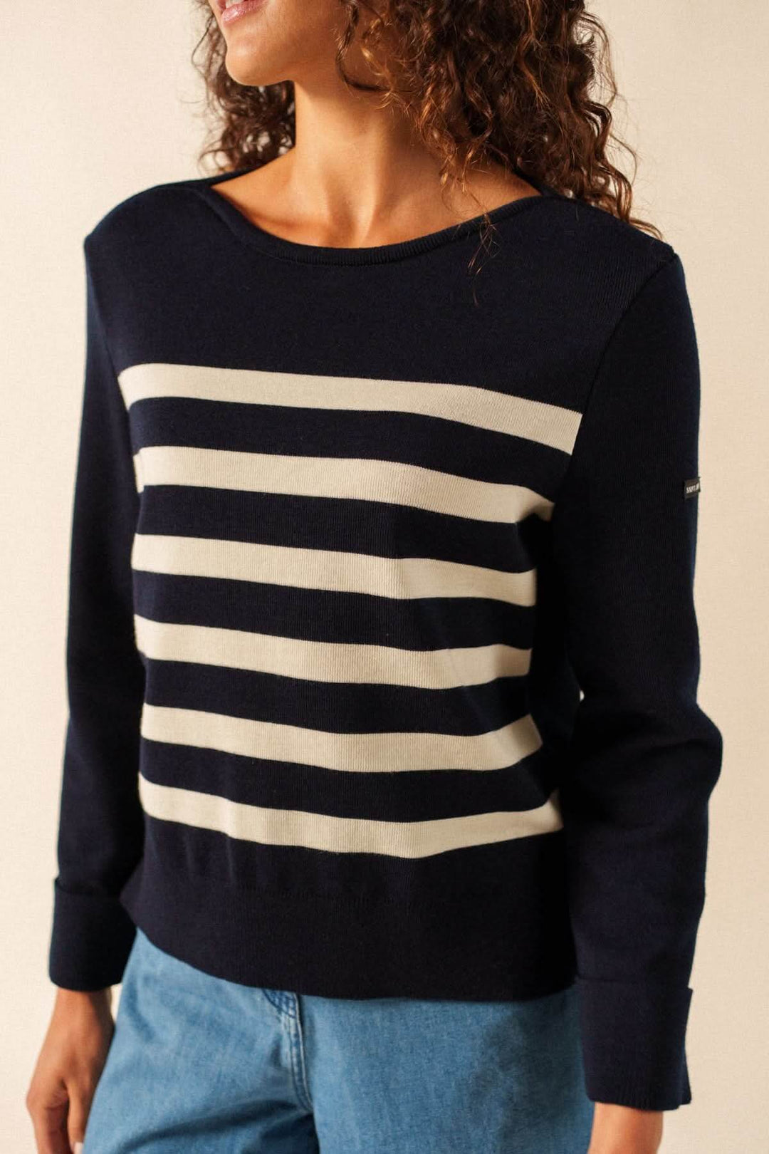Femme portant le Chandail de tricot MARSEILLAN à rayures, manches longues, encolure arrondie, offrant un look décontracté et soigné.
