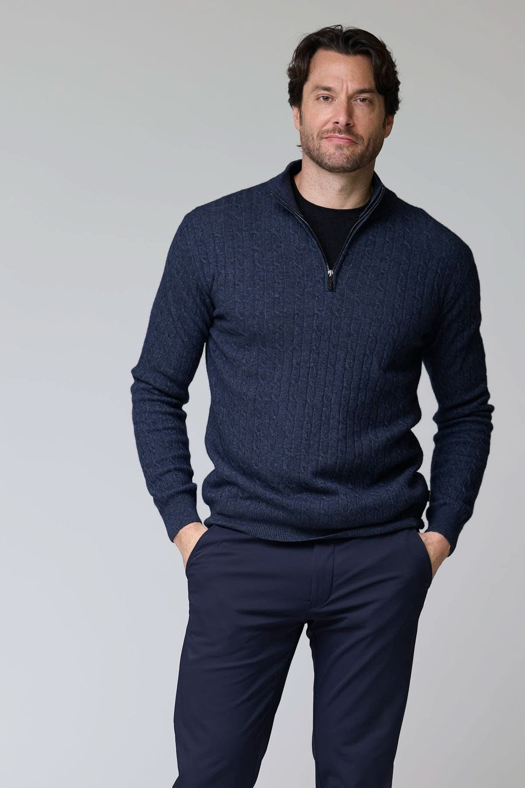 Chandail à demi-glissière torsadé en laine bleu marine pour homme, élégant et chaud, idéal pour les journées fraîches.