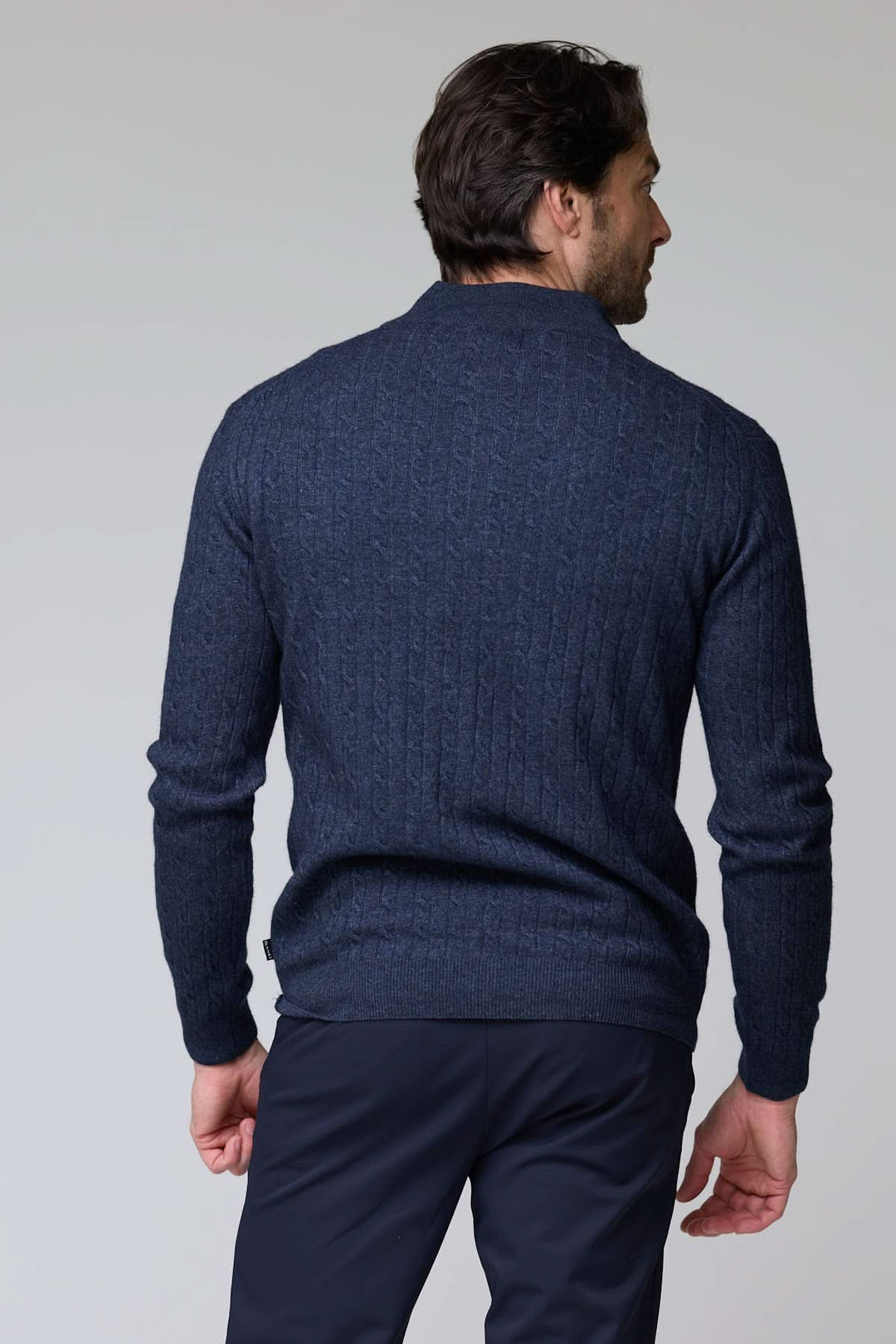 Homme portant un chandail à demi-glissière torsadé en laine, couleur marine, de dos