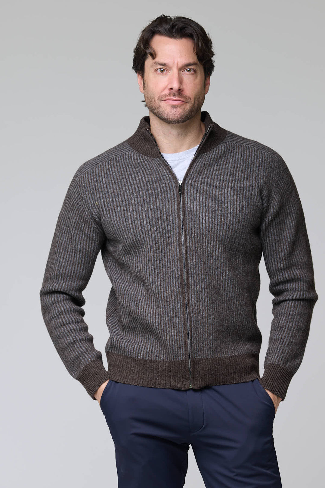 Homme portant un chandail à demi-glissière torsadé en laine mérinos avec motif élégant et col montant, style intemporel et polyvalent.