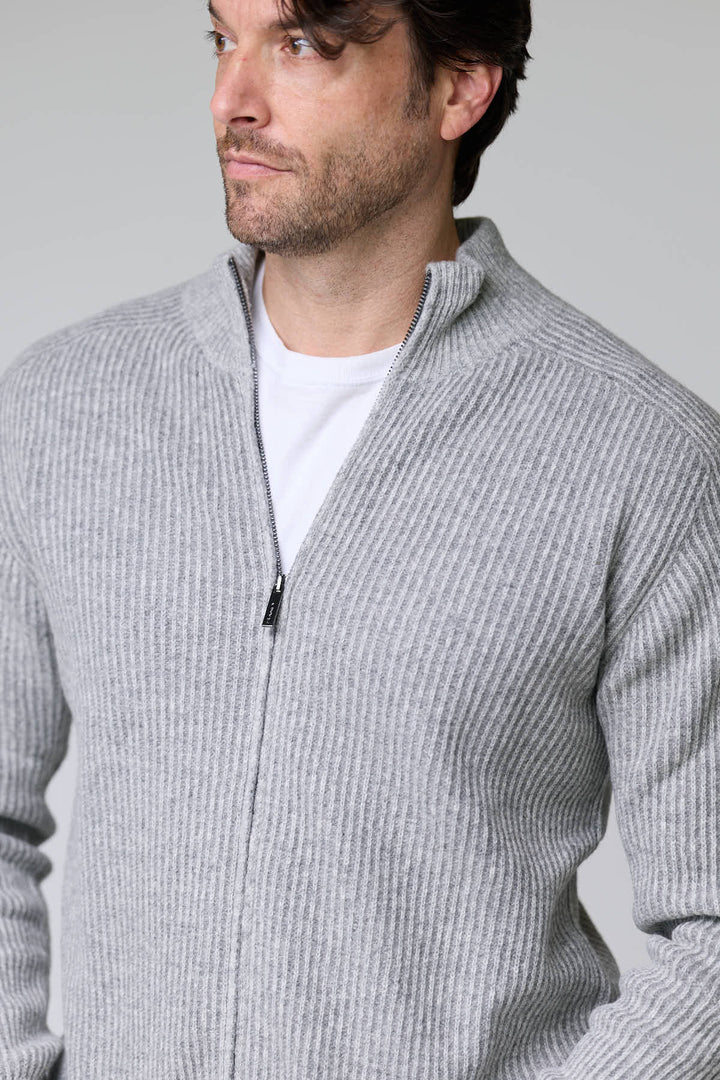 Chandail à demi-glissière torsadé en laine mérinos gris porté par un homme avec col montant et texture côtelée élégante.
