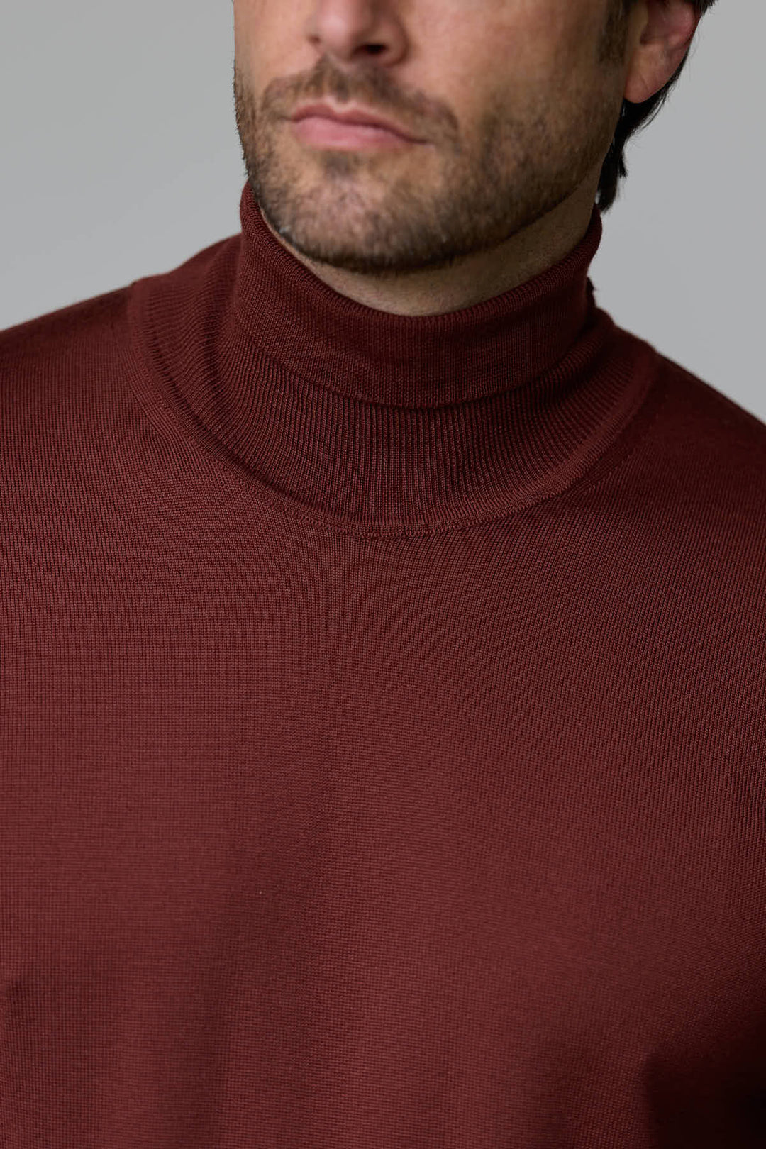 Chandail en laine mérinos fine pour homme, col roulé, couleur bordeaux, style élégant et intemporel, ajustement confortable.