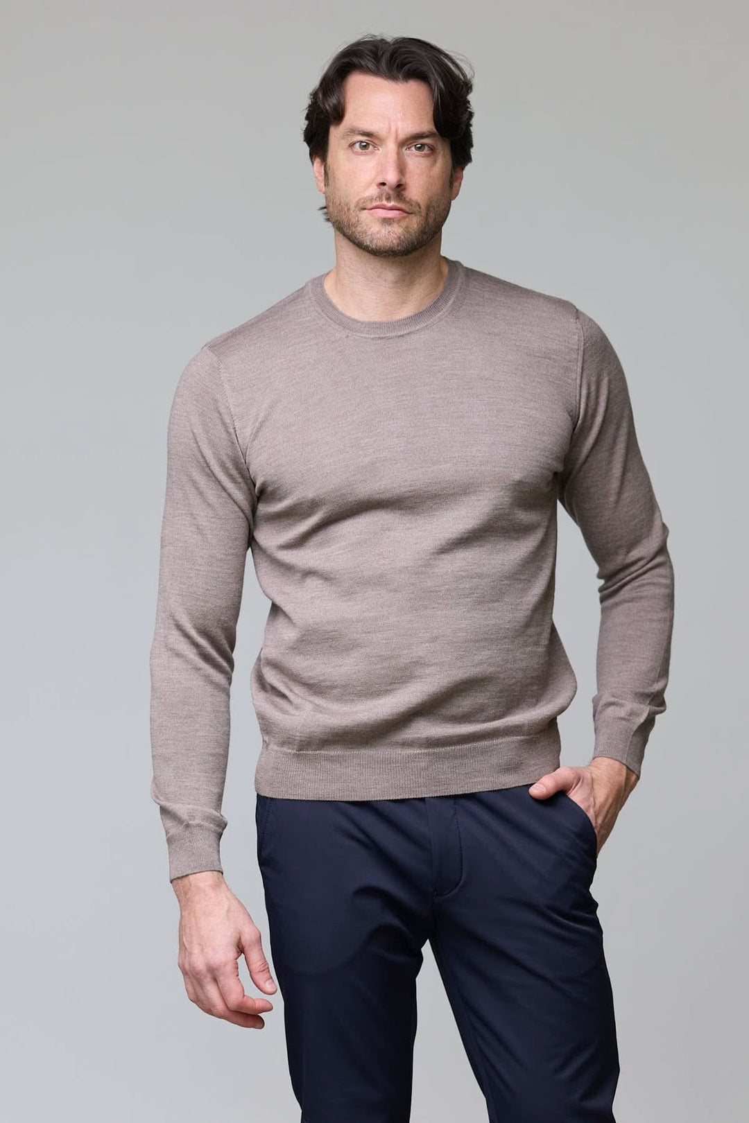 Chandail en laine mérinos fine pour homme, col rond, style élégant et décontracté, tricot ultra-fin adapté à toutes les saisons.