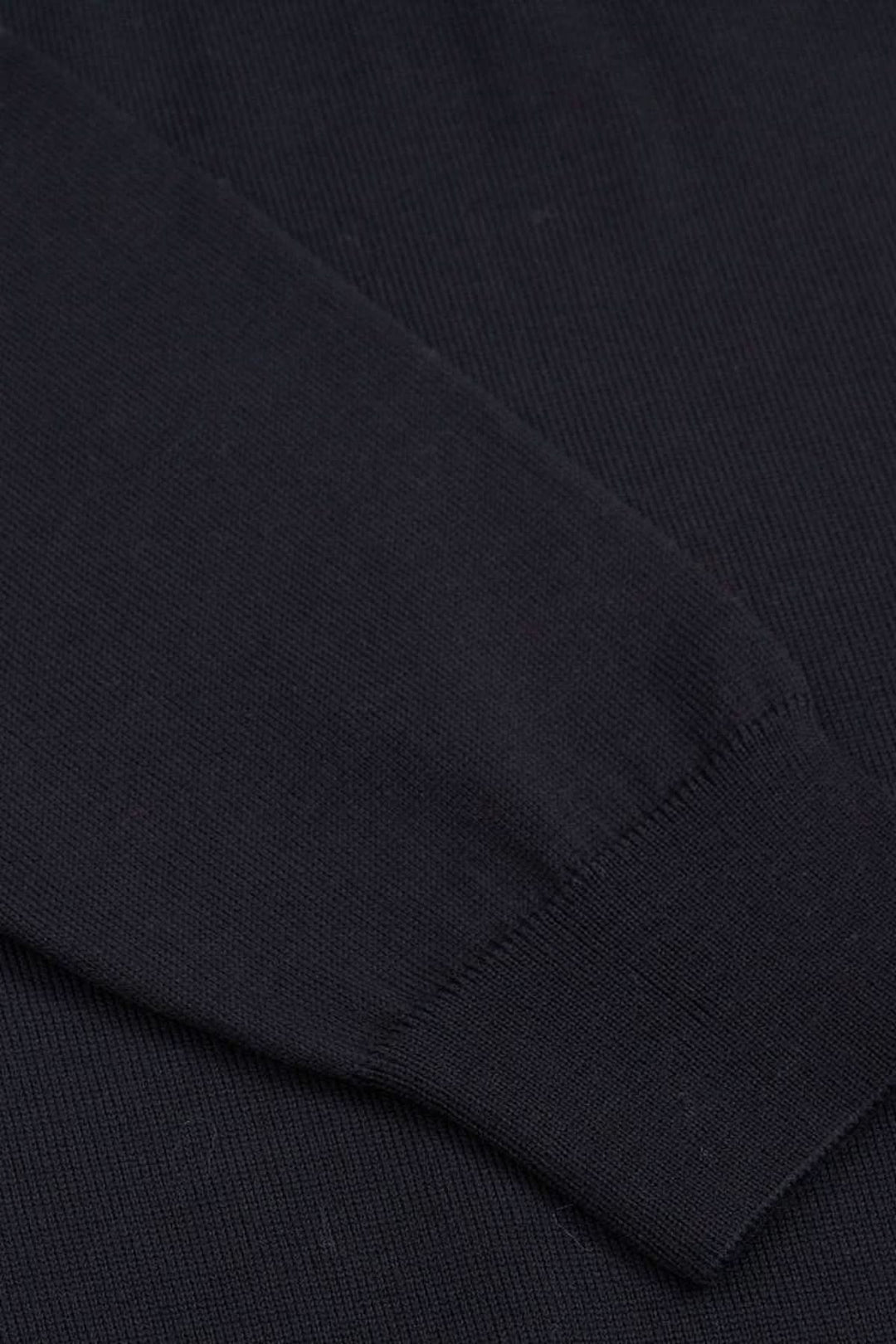 Chandail en laine vierge Botto, coupe régulière, col rond, détail manche, couleur noire, parfait pour un vestiaire masculin moderne.